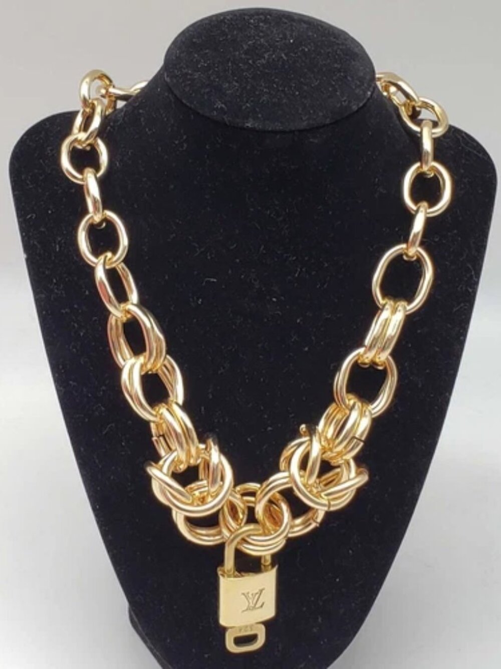 Gold-Plated Necklace with Authentic Louis Vuitton Padlock - Picture 9 of 9